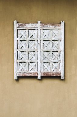 Turuncu duvarda pencere 