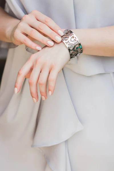 Mujer con pulsera de plata — Foto de Stock