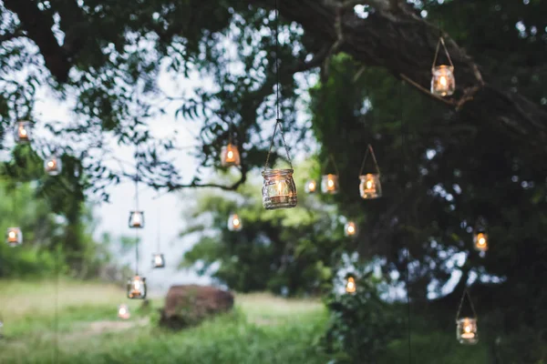 Весільна церемонія з вінтажними лампами — стокове фото