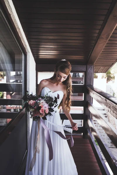 Невеста с роскошным букетом — стоковое фото