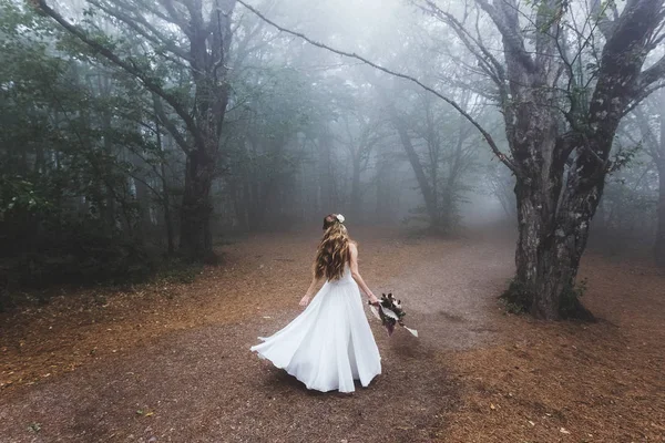 Невеста кружится в светлом платье — стоковое фото
