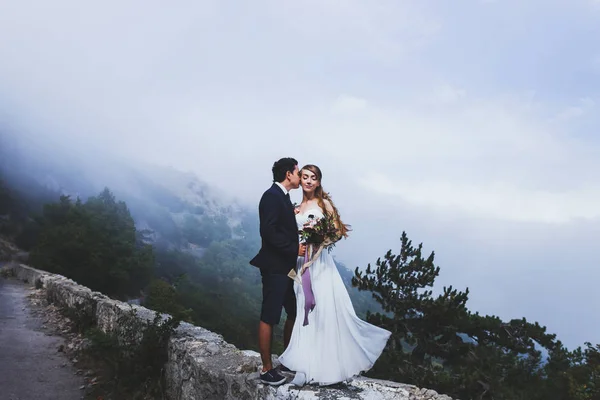 Bruid en bruidegom in Bergen — Stockfoto