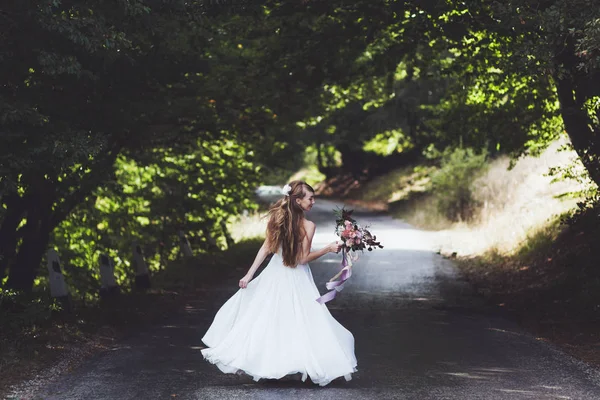 Невеста на проселочной дороге — стоковое фото
