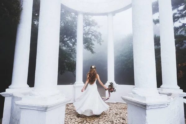 Невеста в платье на балконе — стоковое фото