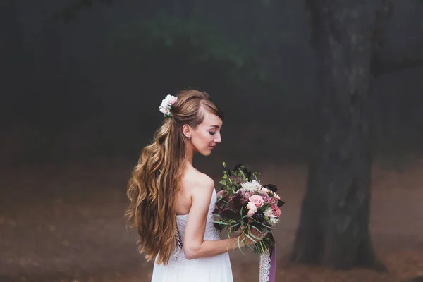 穿甲抱着花束的新娘 — 图库照片
