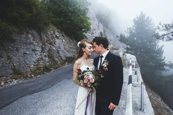 Mariage couple marche dans les montagnes — Photo