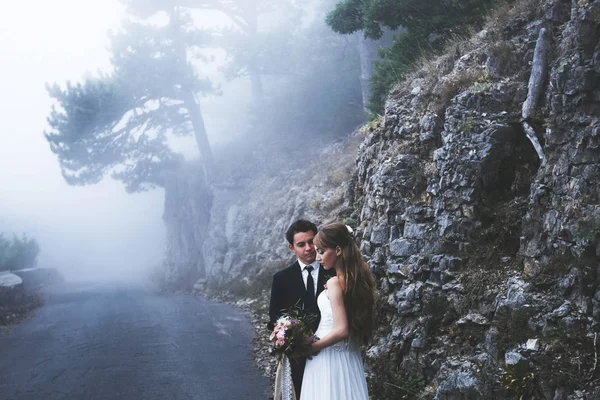 Mariage couple marche dans les montagnes — Photo