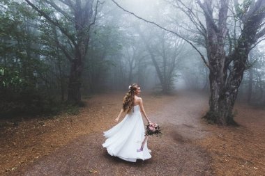 Gelin ışığı elbiseyle fırtınası 