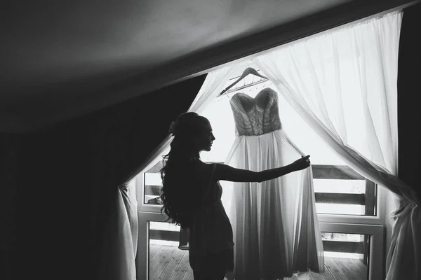 Невеста смотрит на платье — стоковое фото