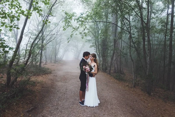 Esküvő a titokzatos erdő — Stock Fotó