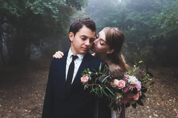 Hochzeit im geheimnisvollen Wald — Stockfoto