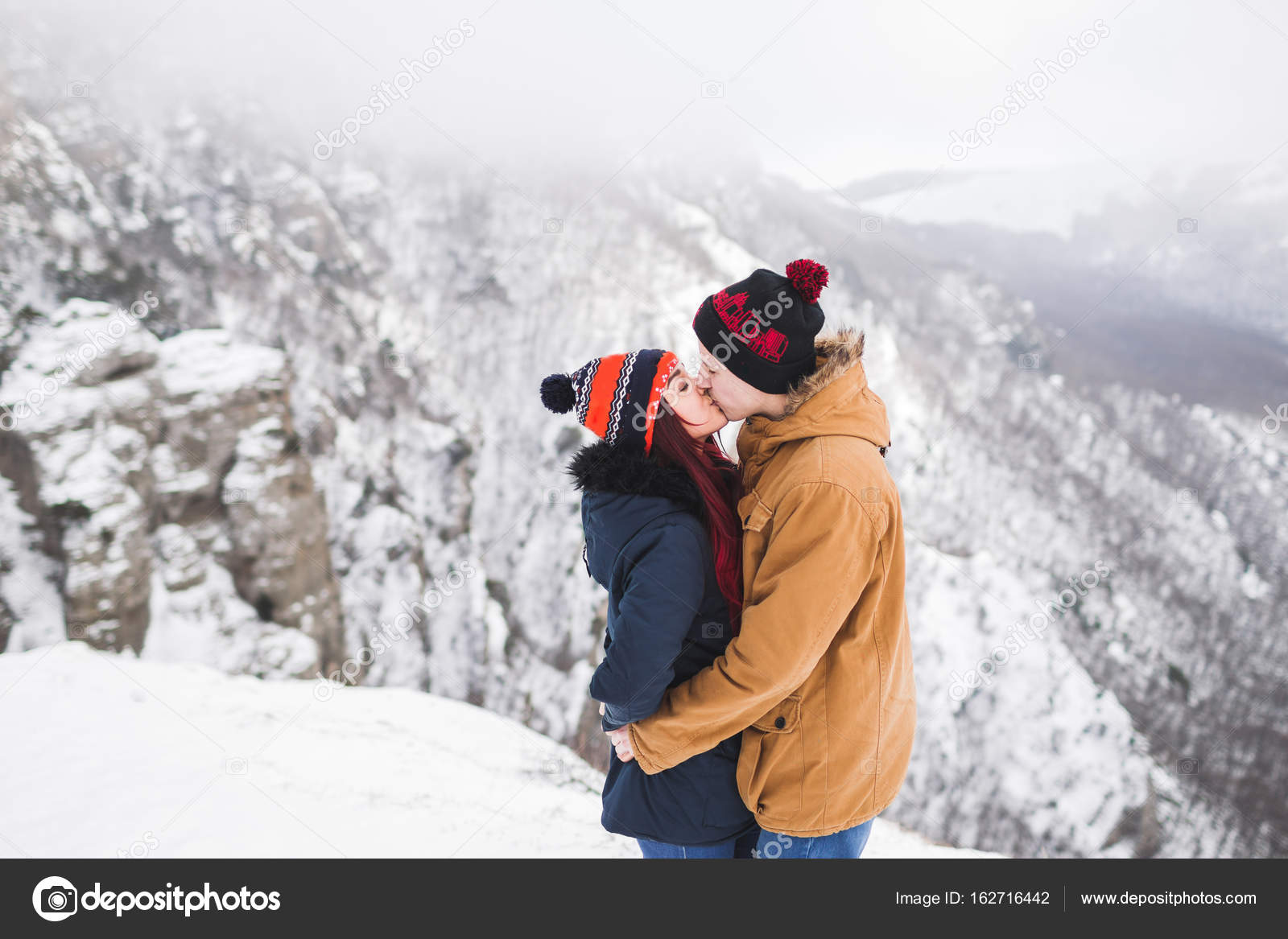 Couple in love walking in winter mountains — Stock Photo