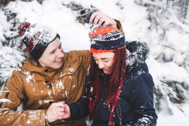 Eğleniyor ve atma çift Kış ormanda kar