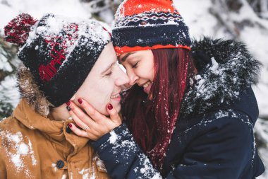 Eğleniyor ve atma çift Kış ormanda kar