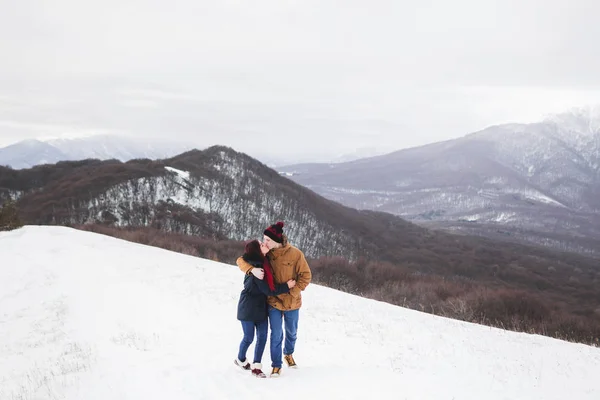 Любящая пара, гуляющая в горах — стоковое фото
