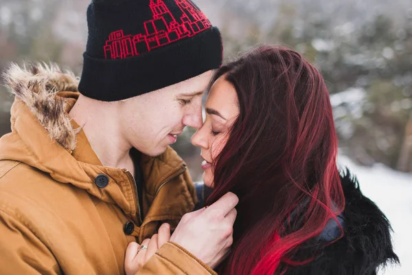 若いカップルを愛する冬の肖像 — ストック写真