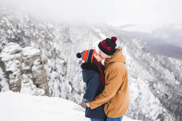冬の山の中歩いて愛のカップル — ストック写真