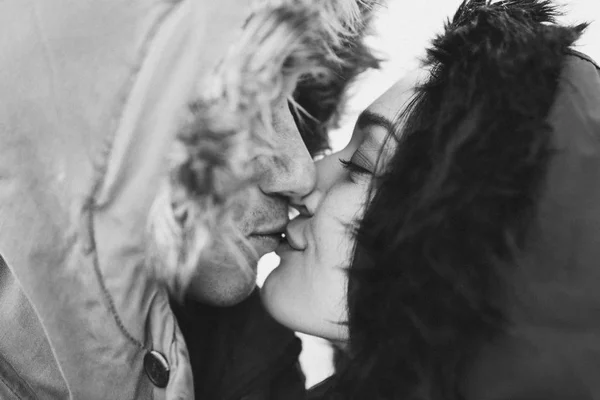 Genç çift kukuletalı öpüşme