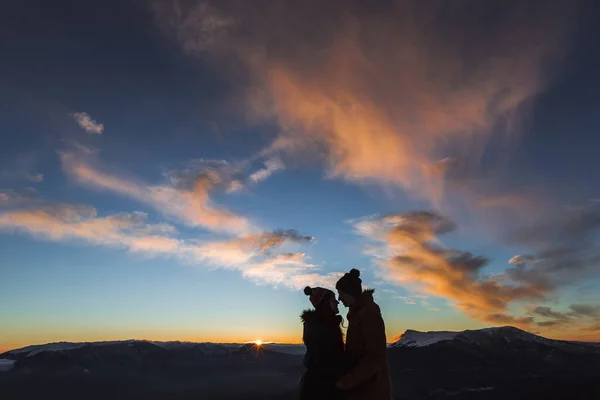 Silueta milující pár na pozadí úžasný barevný západ slunce — Stock fotografie