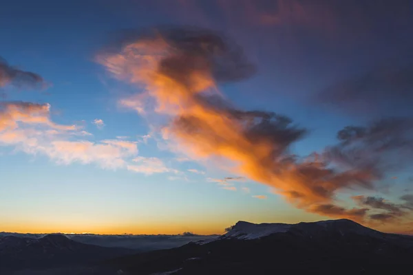 Incrível pôr do sol colorido no alto das montanhas — Fotografia de Stock