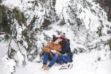 having fun kış ormanda Çift