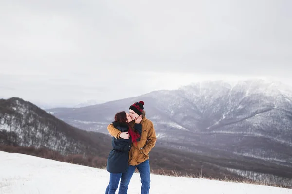 愛情のあるカップルが山でキス — ストック写真