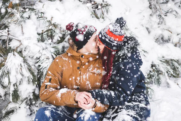 Счастливая пара в горах — стоковое фото