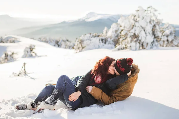 Любящая пара целуется в горах — стоковое фото