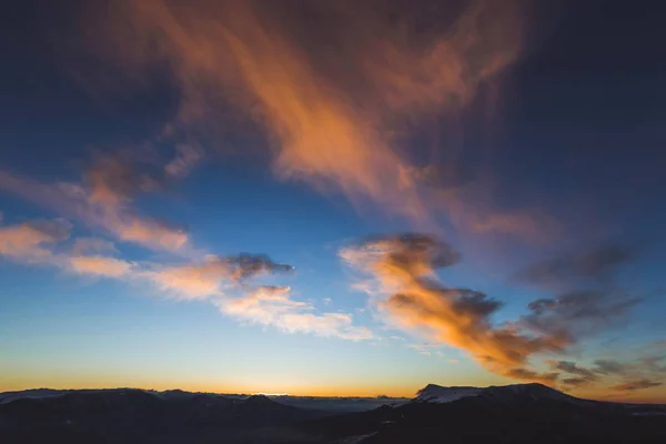 Färgsprakande solnedgång högt i bergen — Stockfoto