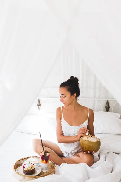 Girl having breakfast in bed — Stock Photo, Image