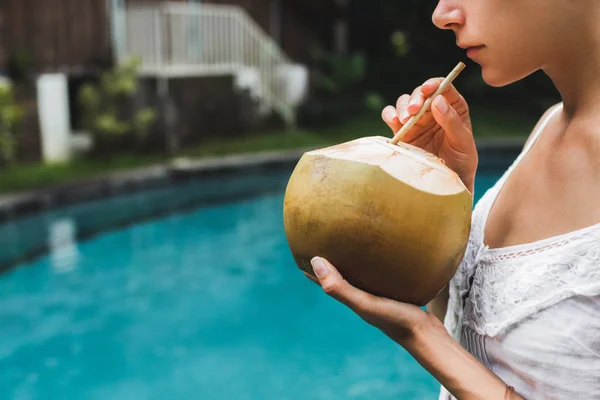 Wanita minum kelapa dengan tubulus — Stok Foto