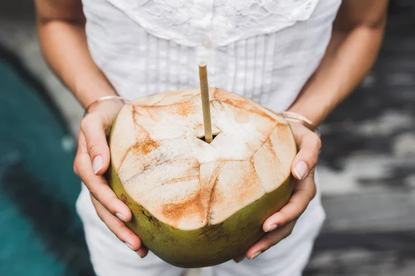 Жіночі руки тримають кокос — стокове фото