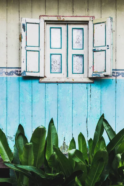 Oude vintage houten venster met luiken — Stockfoto