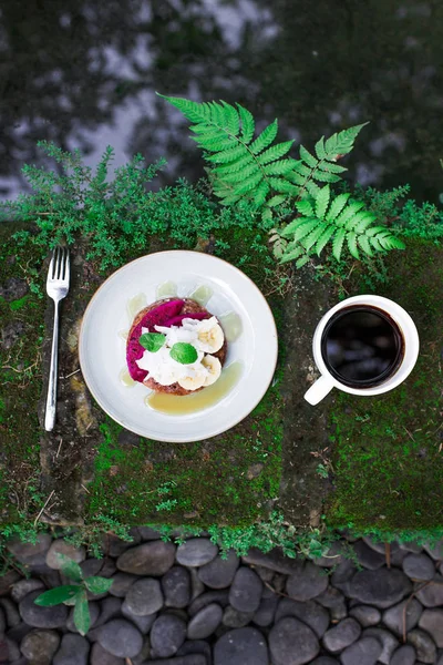 Gustosa colazione all'aperto in giardino — Foto Stock
