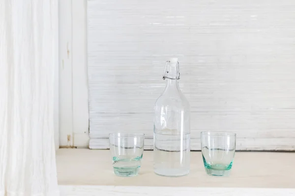 Скляна пляшка і дві чашки — стокове фото