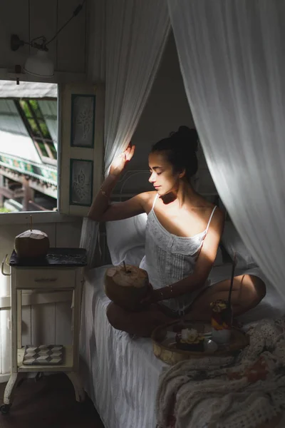 Menina que tem café da manhã saboroso fresco na cama — Fotografia de Stock