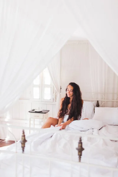 Hermosa mujer en cama blanca —  Fotos de Stock
