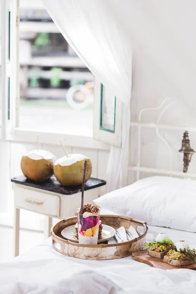 Pequeno-almoço na cama em bandeja de madeira — Fotografia de Stock