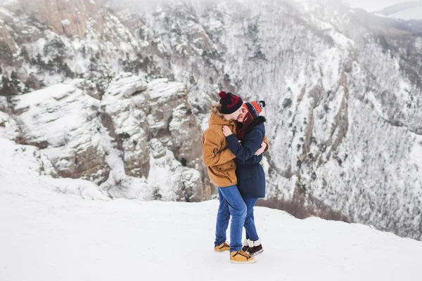 Kış dağlarında bir çift