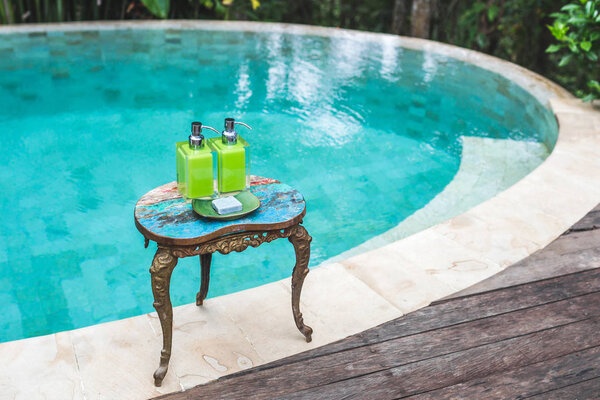 бутылки шампуня и мыла ручной работы
 