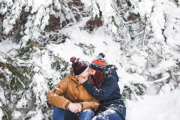 Ζευγάρι τουριστών στα βουνά του χειμώνα — Φωτογραφία Αρχείου