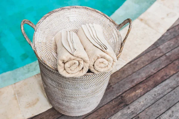 Dua beige gulungan handuk dalam keranjang — Stok Foto