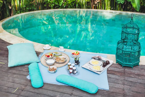 Затишний органічний сніданок біля басейну — стокове фото