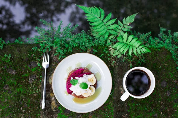 Gustosa colazione all'aperto in giardino . — Foto Stock