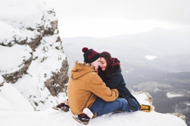 Dağlarda oturan Çift 