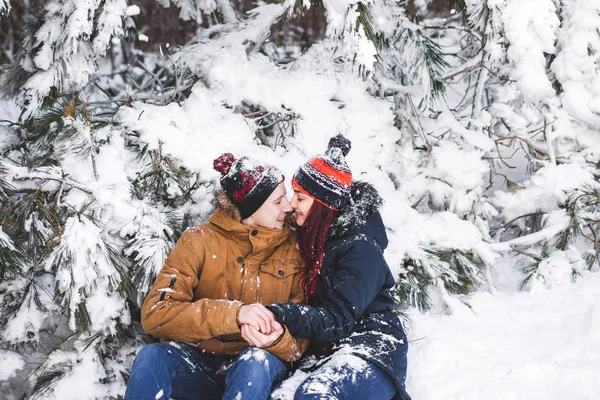 Çift ormanda kar fırlatma 