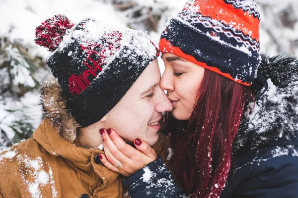 Genç çift eğlenmek 