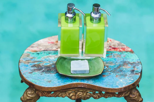Dwie butelki szamponu — Zdjęcie stockowe