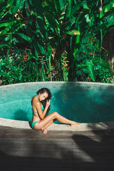 Ragazza in costume da bagno verde — Foto Stock