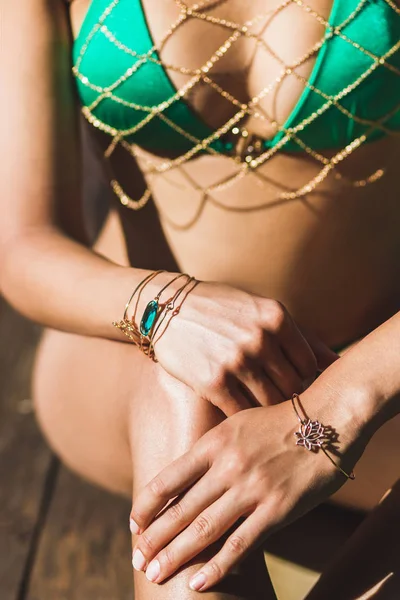 Зеленый купальник с золотыми цепями — стоковое фото